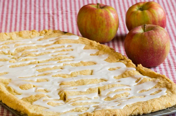 Apple slab pie and three apples — Stock Photo, Image