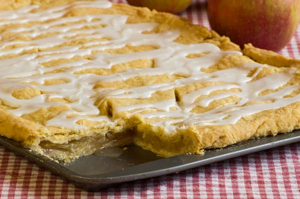 Pan of apple slab pie on table — Stock Photo, Image
