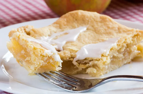 Fatia de torta de maçã com garfo — Fotografia de Stock
