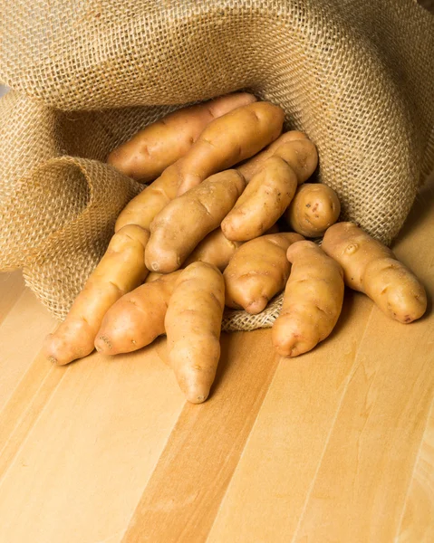 Patatas dactilares en bolsa de arpillera —  Fotos de Stock