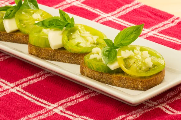 Plate of fresh sliced tomatoes on toast — Stock Photo, Image