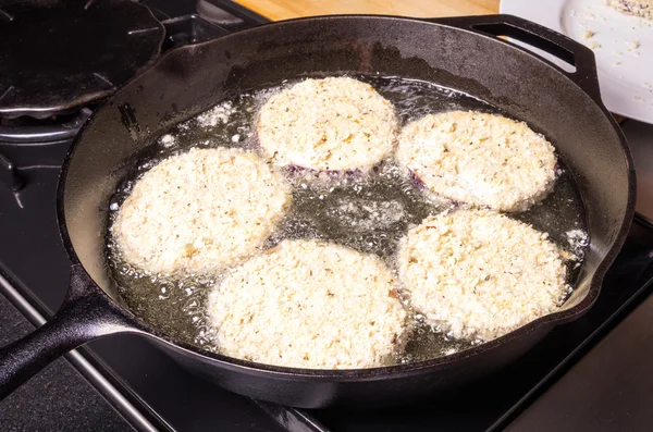 Tranches d'aubergine panées dans une poêle en fonte — Photo