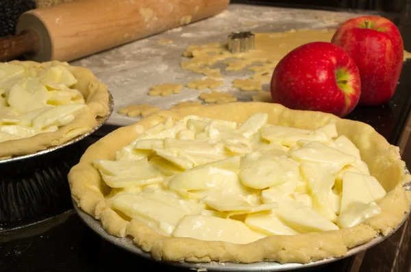 Apple pies ready for the oven with apples — Stock Photo, Image