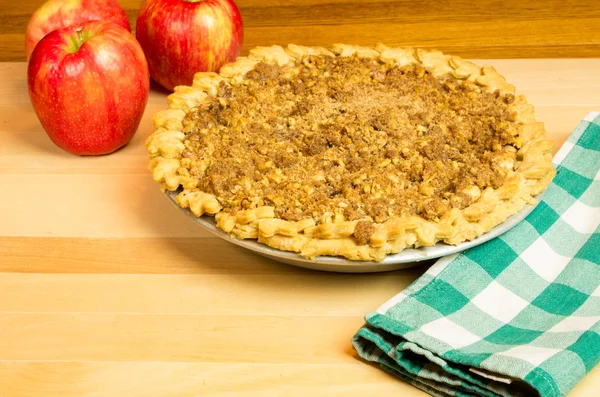 Fresh crumb top apple pie — Stock Photo, Image
