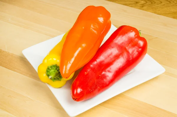 Teller mit frischen Paprika — Stockfoto
