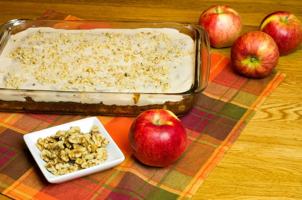 Äppelkaka med äpplen och valnötter — Stockfoto