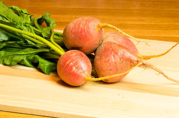 Beet roots on wooden cutting board — Stock Photo, Image