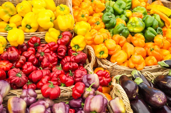 Kijelző a piacon friss zöldségek — Stock Fotó