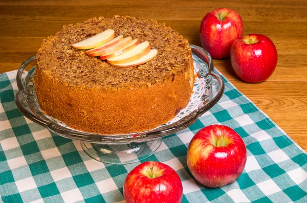 Mele rosse con torta di mele e fette di mela — Foto Stock
