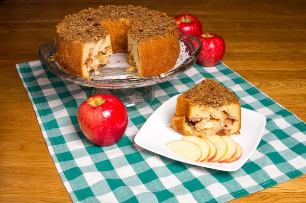 Bolo de maçã fresca com maçãs vermelhas — Fotografia de Stock