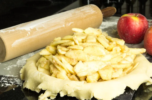 Baking an apple pie with apples and rolling pin — Stock Photo, Image