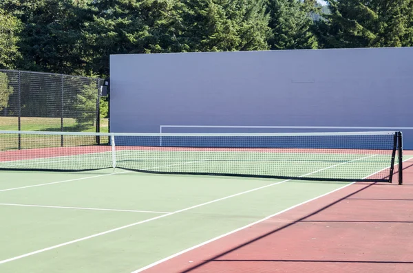 Теннисный корт готов к игре — стоковое фото