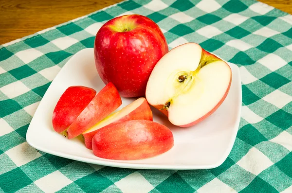 Φέτες μήλου Pink lady σε ένα άσπρο πιάτο — Φωτογραφία Αρχείου