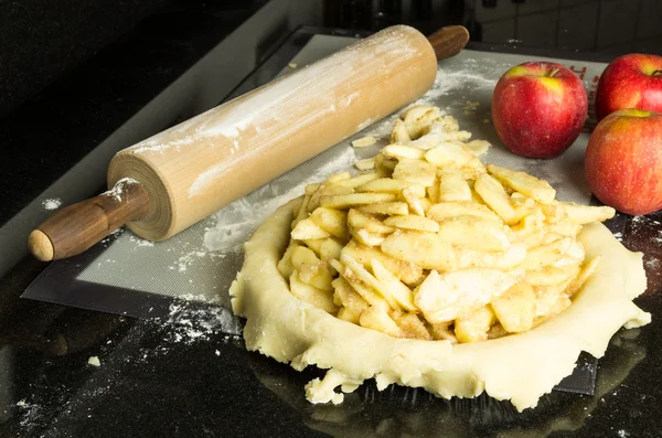 Baking a two crust apple pie — Stock Photo, Image