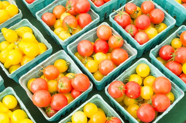 Caixas de tomates cereja em exposição — Fotografia de Stock