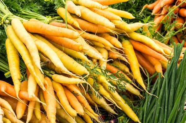 Nyskördade orange morötter på displayen — Stockfoto