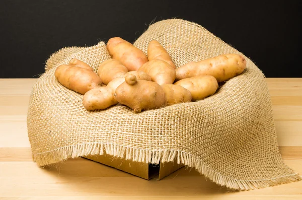 Basket of fingerling potatoes — Stock Photo, Image