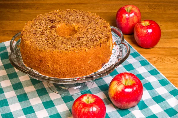 Pommes rouges et gâteau aux pommes frais — Photo