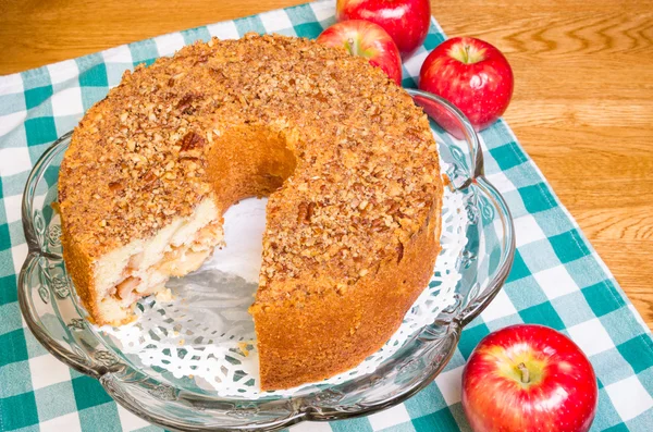 Fresh apple cake with slice missing — Stock Photo, Image