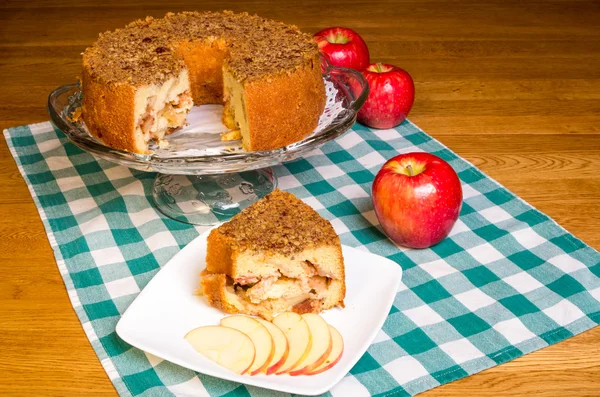 Apple cake with red apples and slice of cake — Stock Photo, Image
