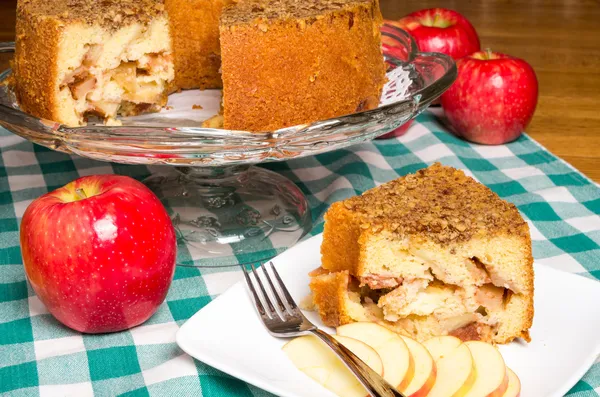 Apple cake on display with red apple — Stock Photo, Image