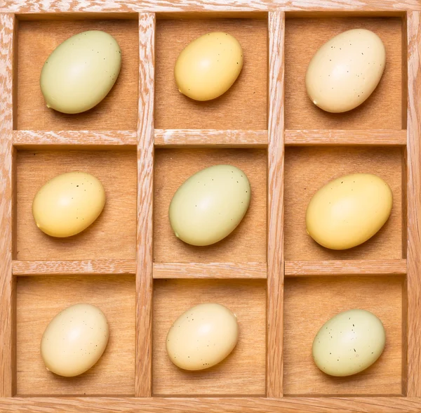 Caja de sombras con huevos de diferentes tamaños — Foto de Stock