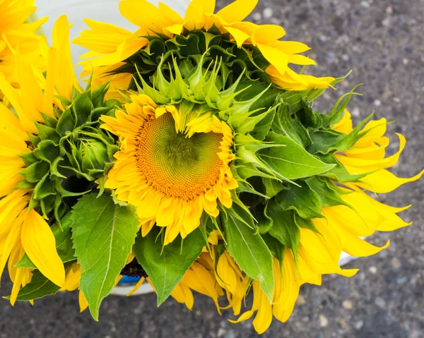 Arrangement von Sonnenblumen auf dem Markt — Stockfoto
