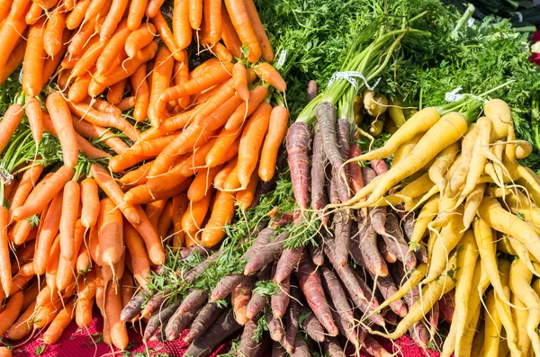 Morötter på displayen på marknaden — Stockfoto