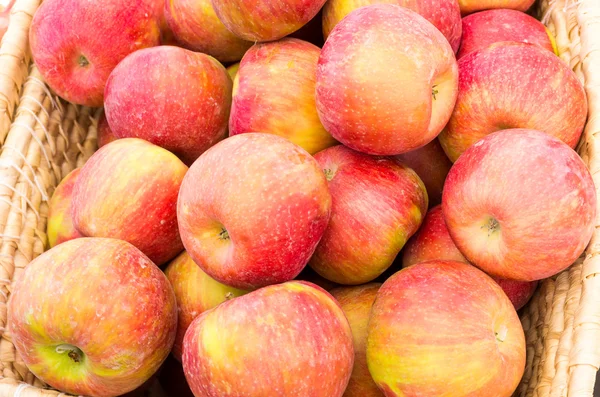 マーケットで新鮮な摘みリンゴ — ストック写真