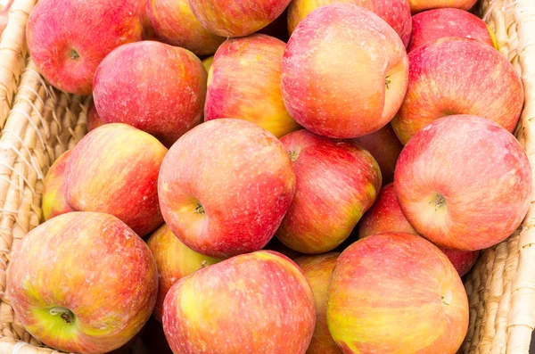 Fresh picked apples at the market — Stock Photo, Image