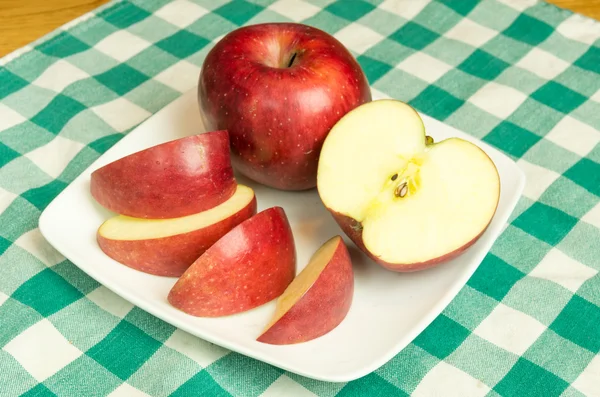 Winesap apple slices on white plate — Stock Photo, Image