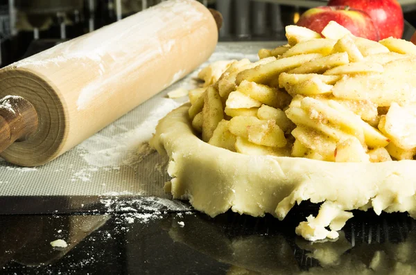 Tarte aux pommes avec rouleau à pâtisserie — Photo