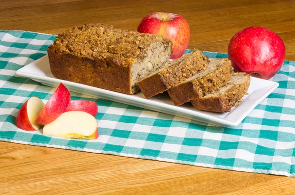 Beyaz plaka üzerinde elma ile elma kek