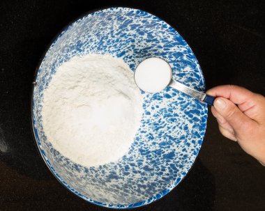 tuz ekleyerek baker ekmek karışımı