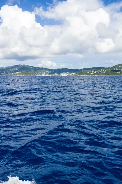 Темно-голубая вода у берегов острова — стоковое фото