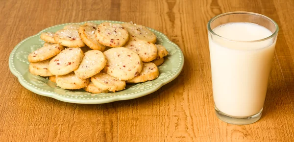 Kekse auf Teller mit Milch — Stockfoto