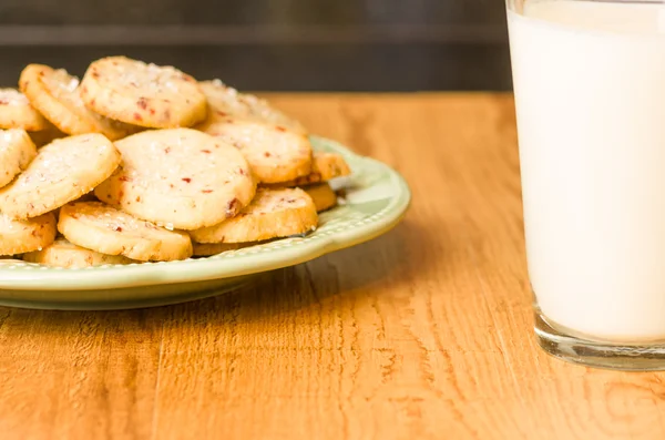 Печенье на тарелке с молоком — стоковое фото