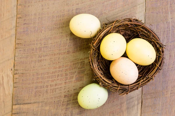 Nido di uccelli con uova su tavolo di legno — Foto Stock