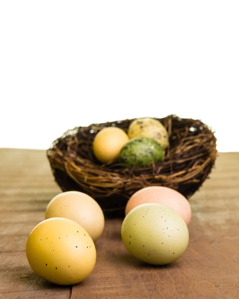 Huevos de Pascua coloridos en mesa de madera —  Fotos de Stock