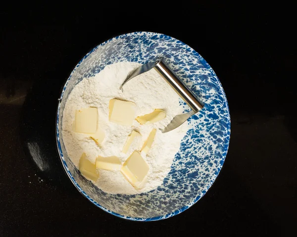 Tál a liszt és a vaj, hogy a tészta — Stock Fotó