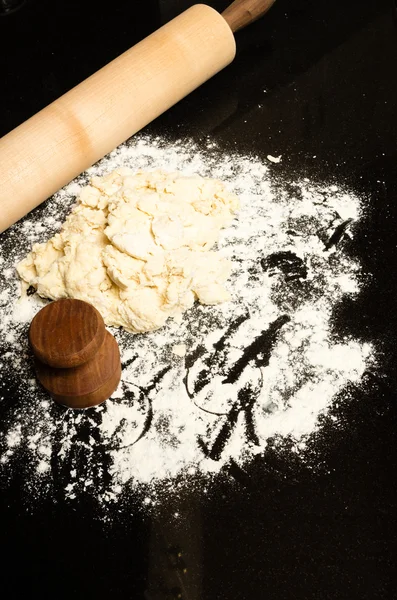 Виготовлення печива з рулонним штифтом і тістом — стокове фото