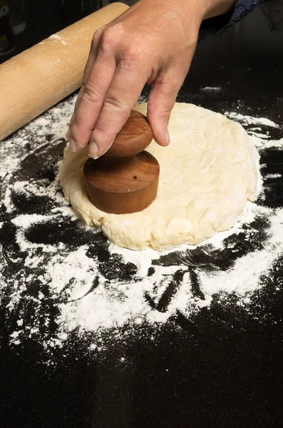 Fazer biscoitos com rolo e massa — Fotografia de Stock