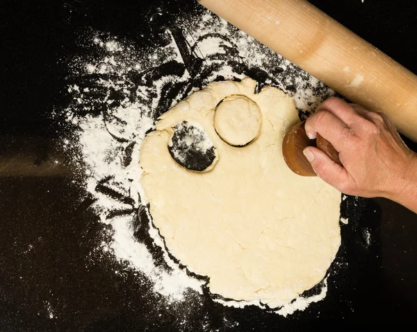 Fabrication de biscuits avec rouleau à pâtisserie — Photo