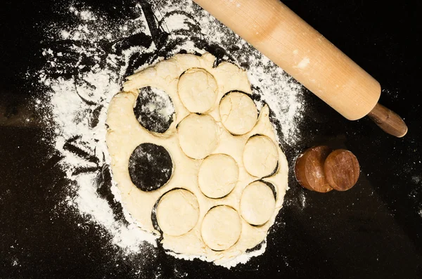 Hacer galletas con rodillo y masa — Foto de Stock