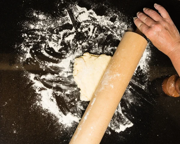 Виготовлення печива з рулонним штифтом і тістом — стокове фото