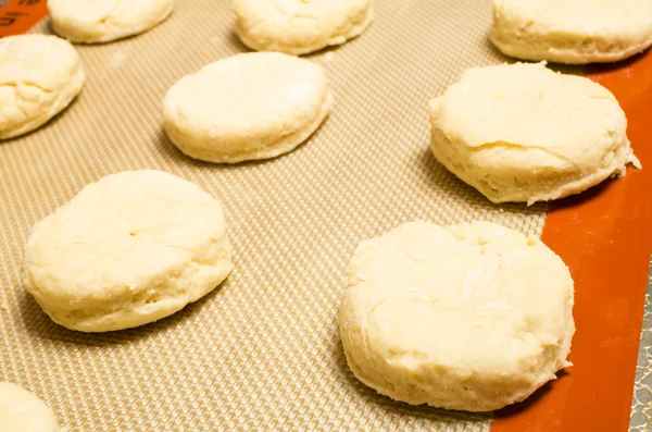 Koekjes op het bakken blad — Stockfoto