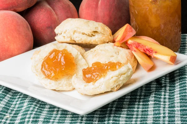 Peaches with peach jam and biscuits — Stock Photo, Image