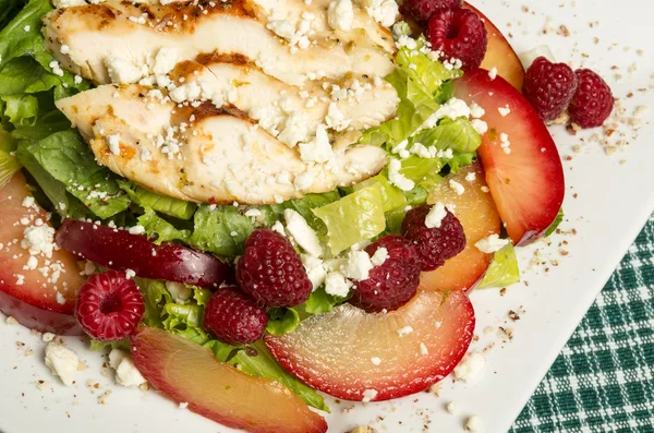 Chicken salad with plums and raspberries — Stock Photo, Image