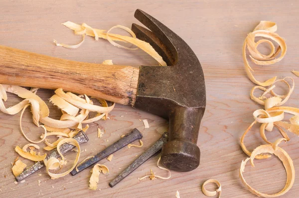 Martello e chiodi su una tavola di legno — Foto Stock