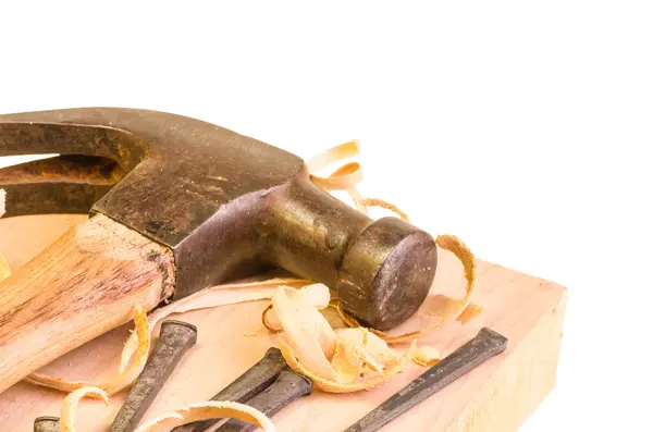 Martillo y clavos en una tabla de madera — Foto de Stock